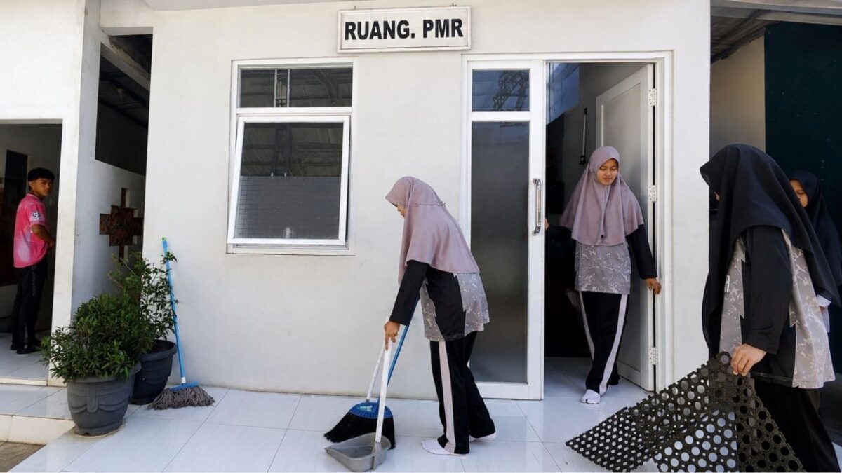 Tingkatkan Kenyamanan Layanan Kesehatan, Anggota PMR MAN 1 Majalengka Giatkan Pembersihan UKS