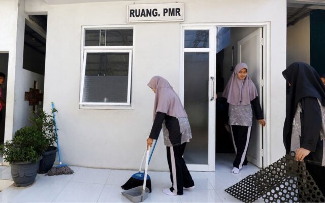 Tingkatkan Kenyamanan Layanan Kesehatan, Anggota PMR MAN 1 Majalengka Giatkan Pembersihan UKS