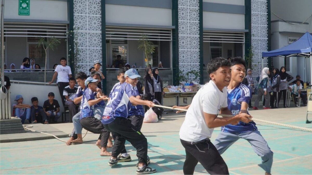 Semarakkan HUT Ke-81 RI, Siswa XII-1 MAN 1 Majalengka Tampil Kompak Lomba Tarik Tambang