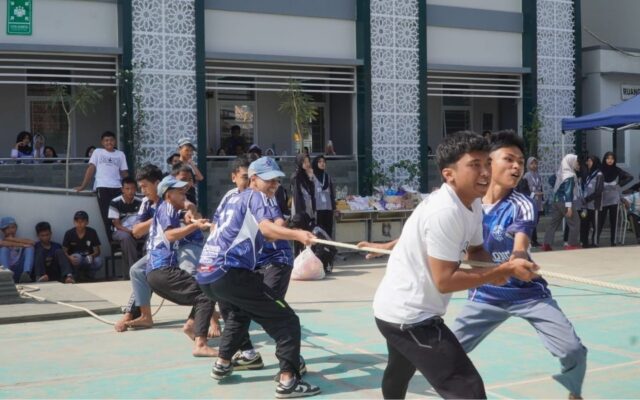 Semarakkan HUT Ke-81 RI, Siswa XII-1 MAN 1 Majalengka Tampil Kompak Lomba Tarik Tambang