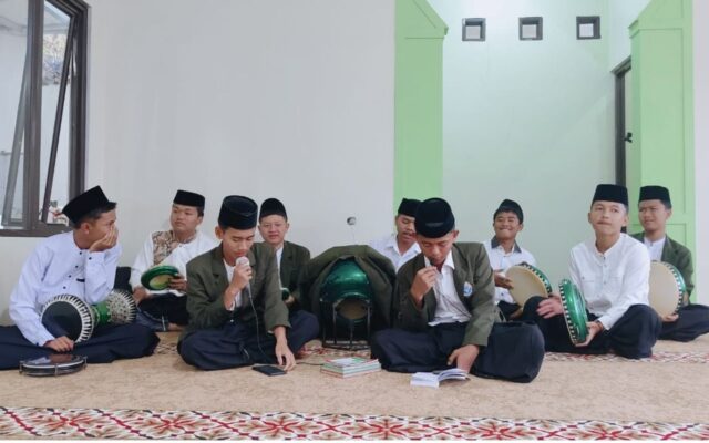 Santri Boarding School MAN 1 Majalengka Kembangkan Syiar Islam Melalui Seni Hadroh