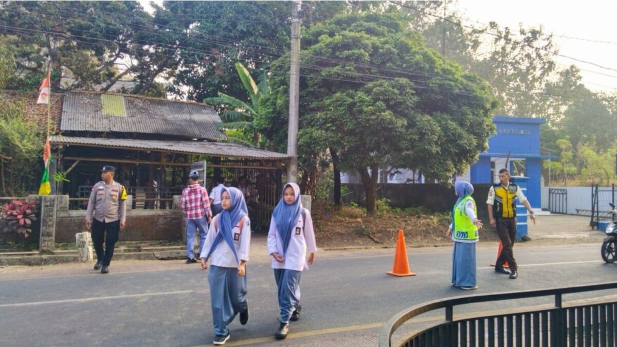 Tingkatkan Kedisiplinan Siswa, PKS MAN 1 Majalengka Gelar Piket Rutin Pengaturan Lalu Lintas