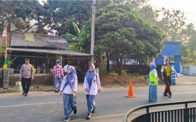 Tingkatkan Kedisiplinan Siswa, PKS MAN 1 Majalengka Gelar Piket Rutin Pengaturan Lalu Lintas