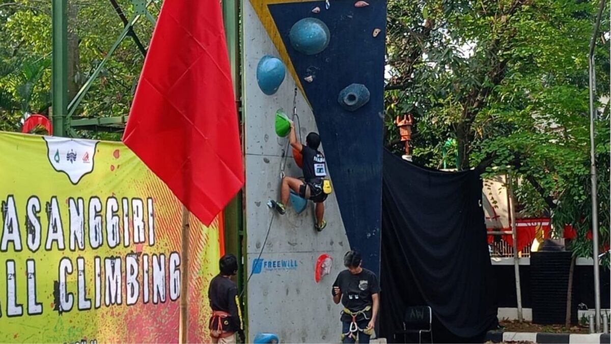 Siswa MAN 1 Majalengka Tembus Semifinal Pasanggiri Wall Climbing se-Jawa 2026