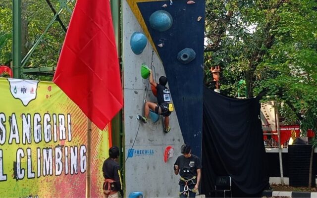 Siswa MAN 1 Majalengka Tembus Semifinal Pasanggiri Wall Climbing se-Jawa 2026
