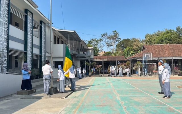 Persiapkan Upacara Bendera, Siswa XII.3 MAN 1 Majalengka Gelar Latihan dengan Penuh Semangat