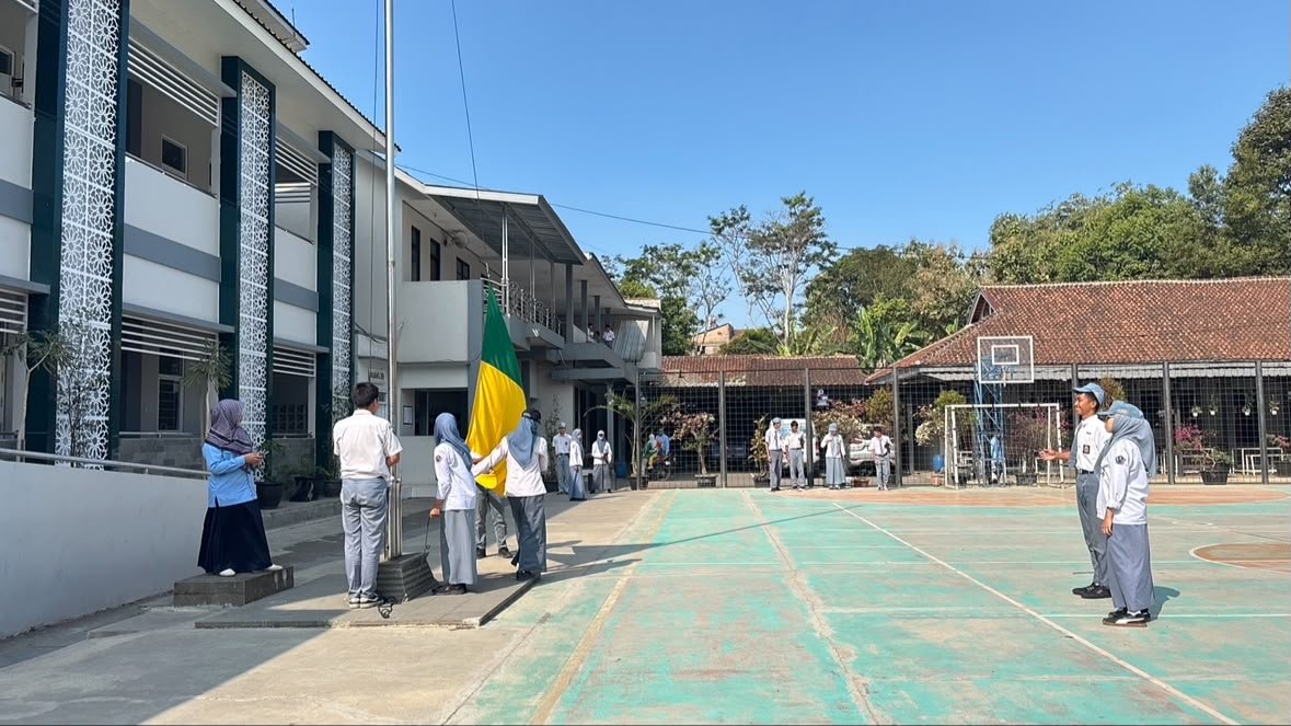 Persiapkan Upacara Bendera, Siswa XII.3 MAN 1 Majalengka Gelar Latihan dengan Penuh Semangat