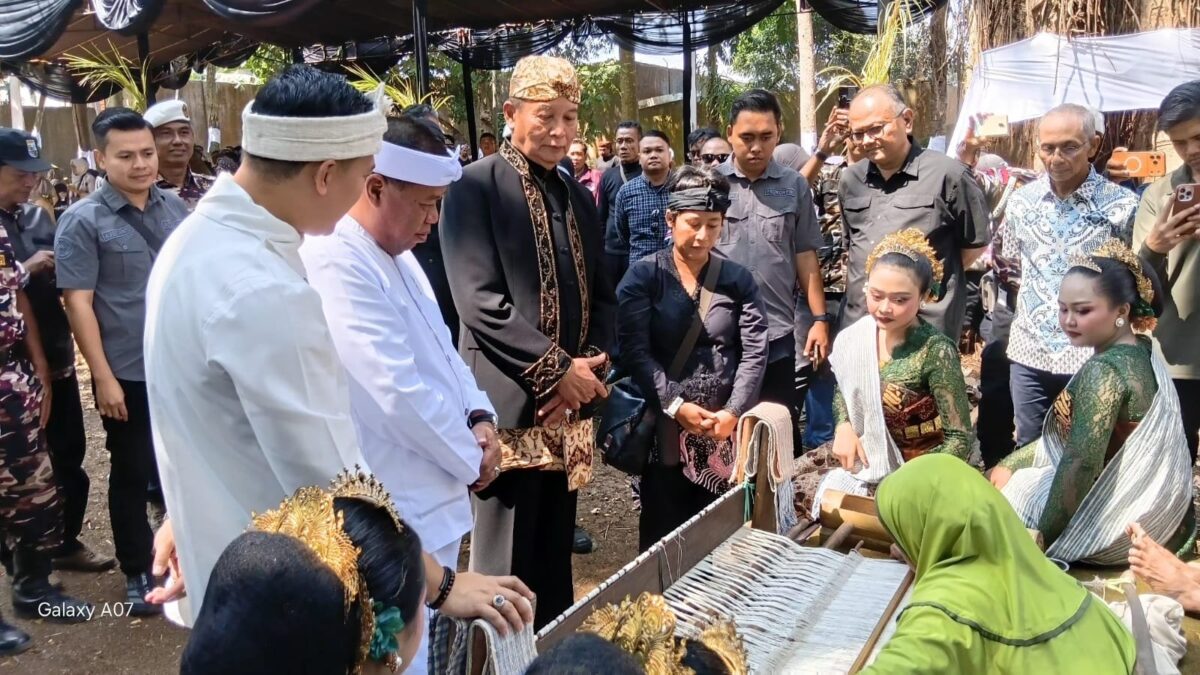Mengangkat Sinergi Budaya dan Ekonomi: Tenun Nunuk Khas Majalengka Meriahkan Tradisi Nyiramkeun Pusaka Talaga Manggung