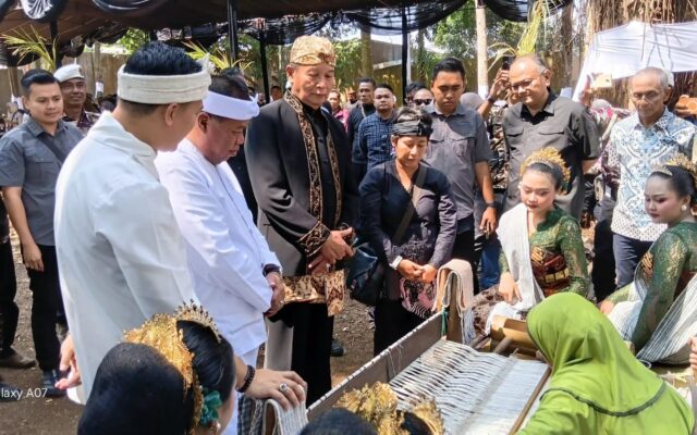 Mengangkat Sinergi Budaya dan Ekonomi: Tenun Nunuk Khas Majalengka Meriahkan Tradisi Nyiramkeun Pusaka Talaga Manggung