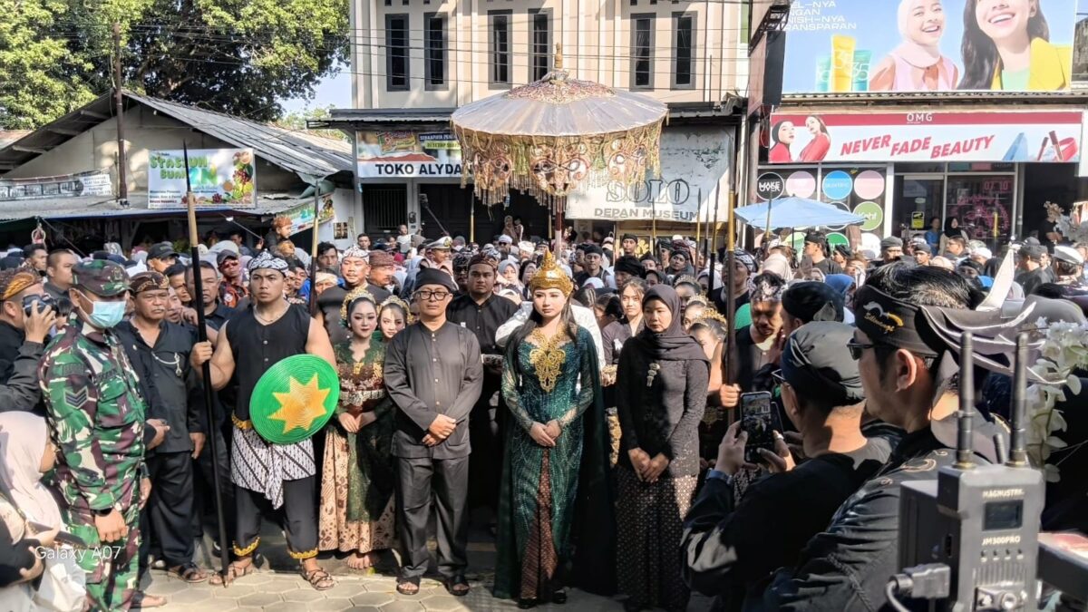 Mengemban Amanah sebagai Pemegang Songsong Nyi Ratu Simbarkancana, Rifki Bangga Jadi Bagian Kirab Budaya Talaga Manggung