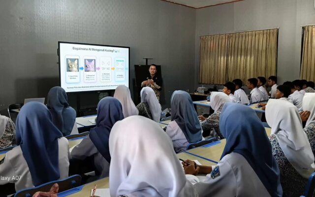 Smart Board Dukung Pembelajaran Berpikir Komputasional di MAN 1 Majalengka lebih Interaktif