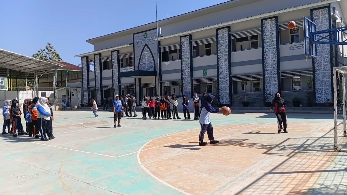 Asah Keterampilan dan Karakter Siswa, MAN 1 Majalengka Gelar Pembelajaran PJOK Bola Basket