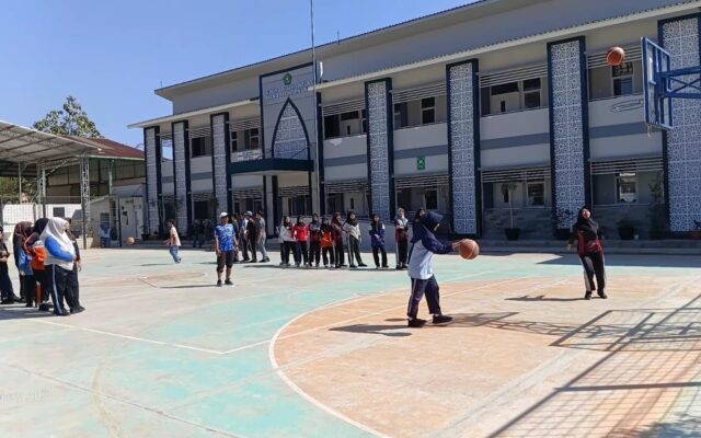 Asah Keterampilan dan Karakter Siswa, MAN 1 Majalengka Gelar Pembelajaran PJOK Bola Basket