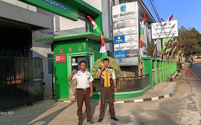 Tingkatkan Kenyamanan Layanan, Petugas Keamanan MAN 1 Majalengka Komitmen Berikan Pelayanan Terbaik