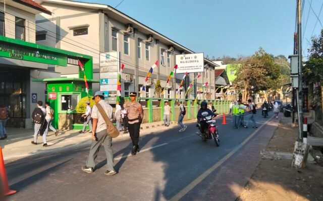 Kapolsek Talaga Turun Langsung, Gatur Lantas Penertiban Siswa MAN 1 Majalengka Berlangsung Tertib