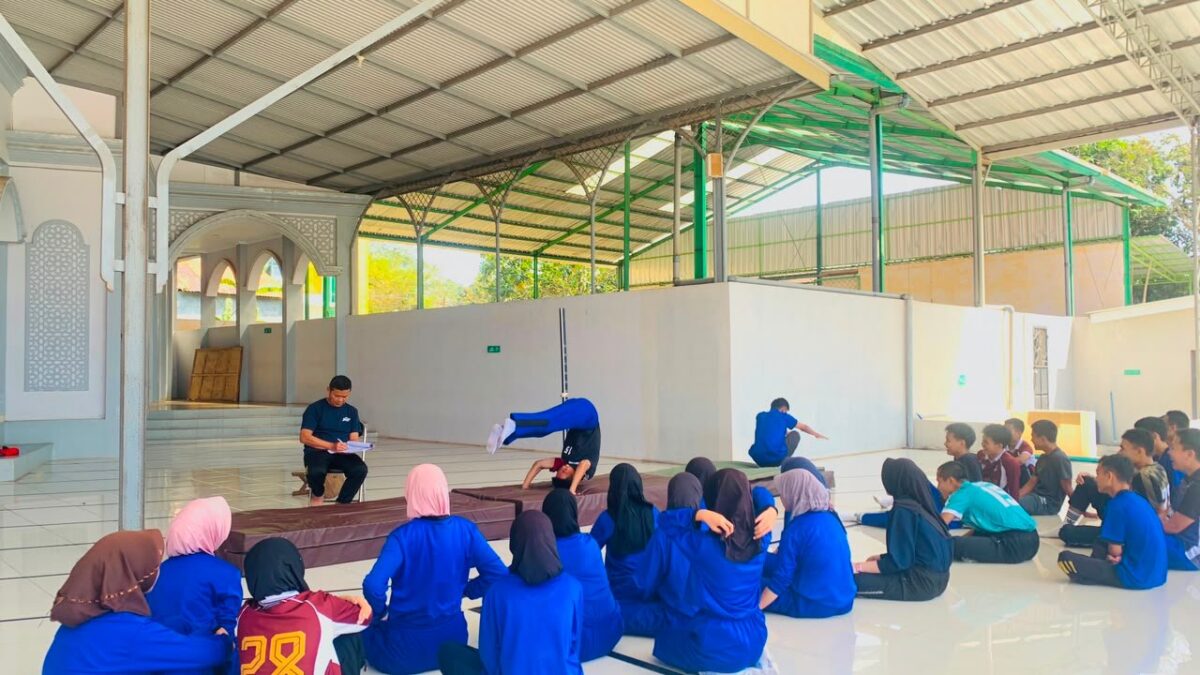 Tingkatkan Ketangkasan Siswa, MAN 1 Majalengka Gelar Praktik Senam Lantai Tiger Sprong