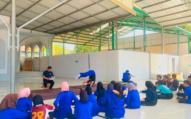 Tingkatkan Ketangkasan Siswa, MAN 1 Majalengka Gelar Praktik Senam Lantai Tiger Sprong