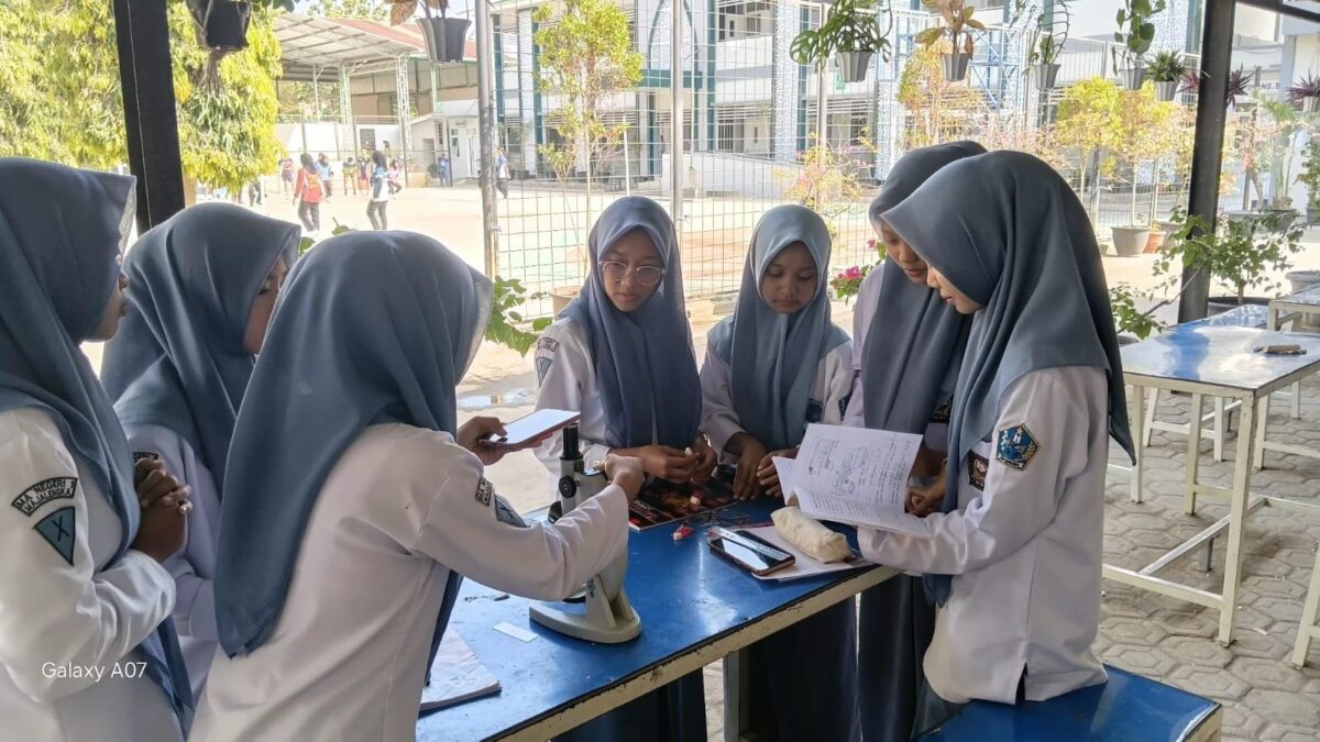 Tingkatkan Wawasan Sains Siswa, Pembelajaran Biologi di MAN 1 Majalengka Gelar Praktikum Sel Gabus