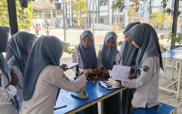 Tingkatkan Wawasan Sains Siswa, Pembelajaran Biologi di MAN 1 Majalengka Gelar Praktikum Sel Gabus