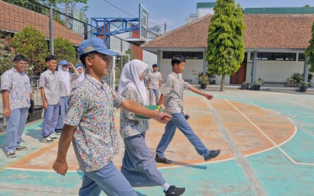 Penuh Semangat, Siswa Kelas XII.4 MAN 1 Majalengka Gelar Latihan Petugas Upacara Bendera