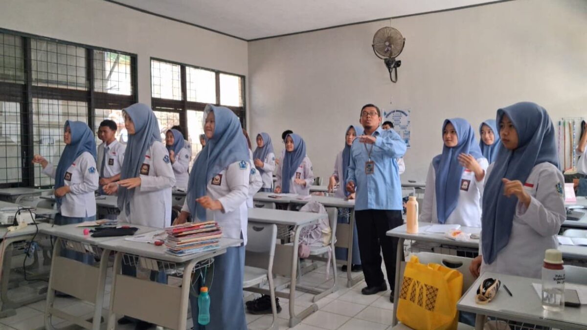 Tingkatkan Konsentrasi Siswa, Guru SKI MAN 1 Majalengka Terapkan Brain Gym