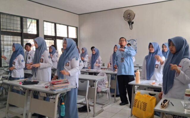 Tingkatkan Konsentrasi Siswa, Guru SKI MAN 1 Majalengka Terapkan Brain Gym