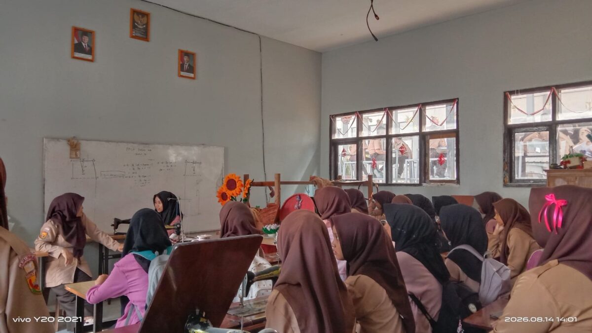 Mantapkan Konsep Kostum Karnaval HUT RI, Ekstrakurikuler Tata Busana MAN 1 Majalengka Gelar Diskusi
