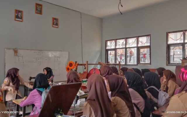 Mantapkan Konsep Kostum Karnaval HUT RI, Ekstrakurikuler Tata Busana MAN 1 Majalengka Gelar Diskusi