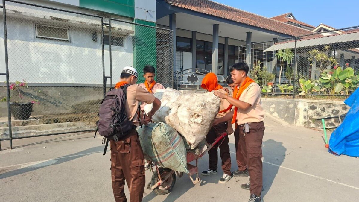 Jaga Lingkungan Madrasah, Palamata MAN 1 Majalengka Gelar Aksi Piket Kebersihan