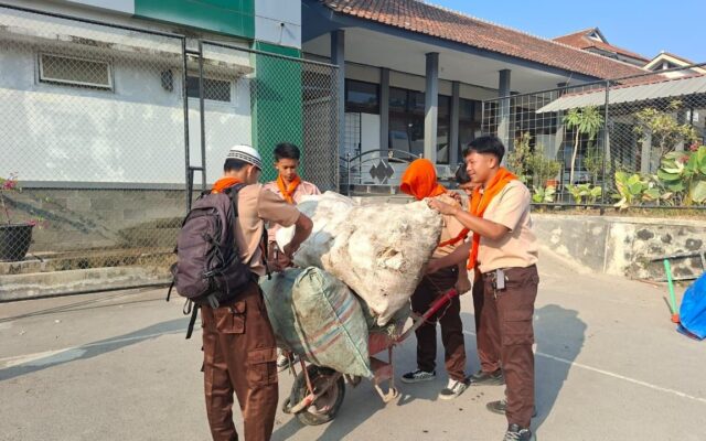 Jaga Lingkungan Madrasah, Palamata MAN 1 Majalengka Gelar Aksi Piket Kebersihan