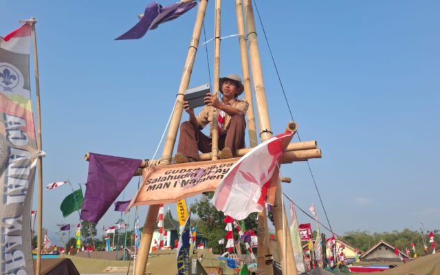 Publikasikan Kegiatan Siswa, Wakamad Humas MAN 1 Majalengka Tinjau Perkemahan HAJAPRA