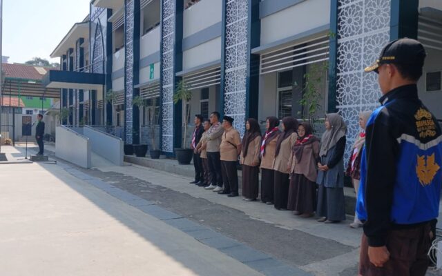 Tingkatkan Kedisiplinan Siswa, MAN 1 Majalengka Gelar Apel Jumat Sebelum Kegiatan Ekstrakurikuler