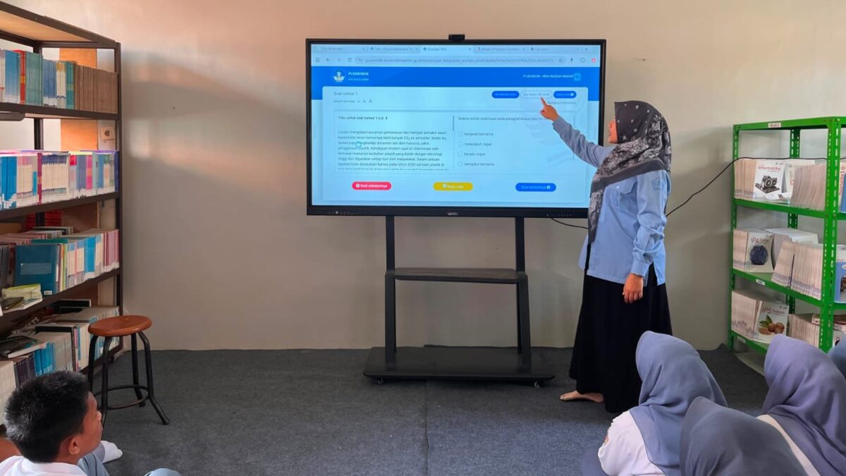 Pemanfaatan Smartboard, Siswa MAN 1 Majalengka Dalami Kisi-Kisi TKA Bahasa Indonesia