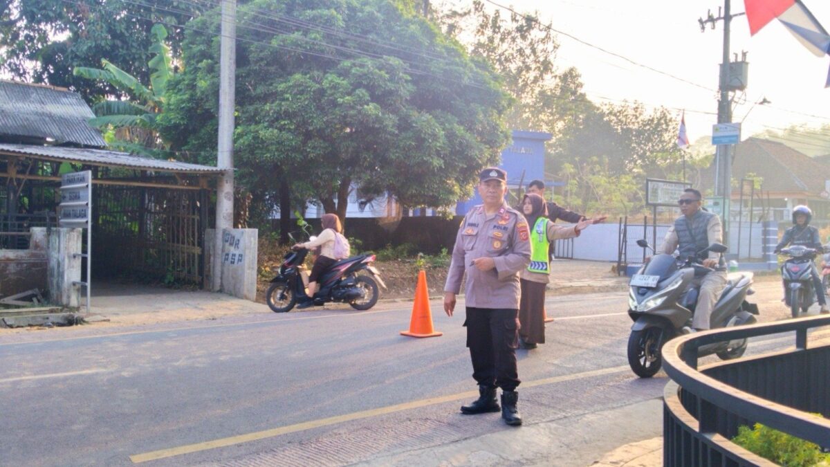 Jaga Keselamatan Siswa, PKS MAN 1 Majalengka Atur Lalu Lintas Bersama Kepolisian