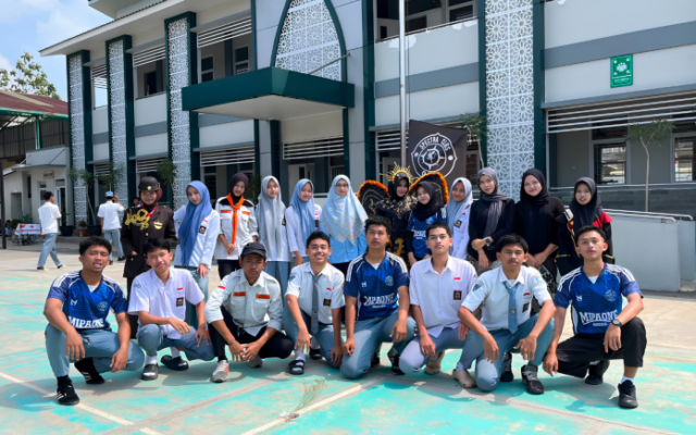 Semarakkan HUT ke-81 RI, Siswa XII.1 MAN 1 Majalengka Gelar Karnaval Meriah