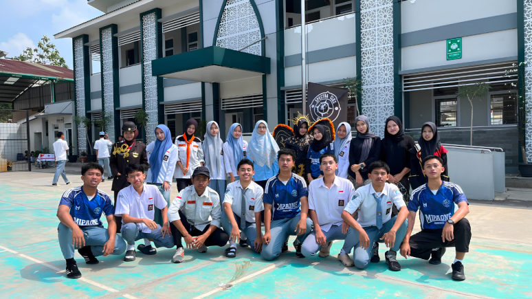 Semarakkan HUT ke-81 RI, Siswa XII.1 MAN 1 Majalengka Gelar Karnaval Meriah