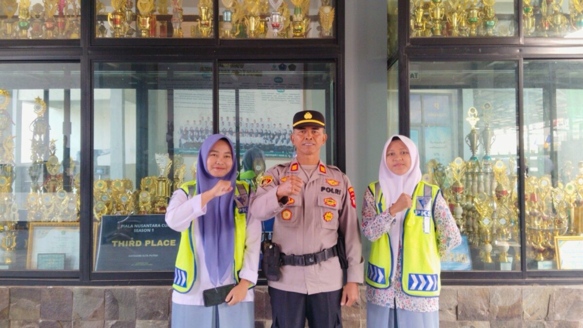 PKS MAN 1 Majalengka Bersama Polri dan Satpam Atur Lalu Lintas Sekolah