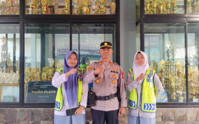 PKS MAN 1 Majalengka Bersama Polri dan Satpam Atur Lalu Lintas Sekolah