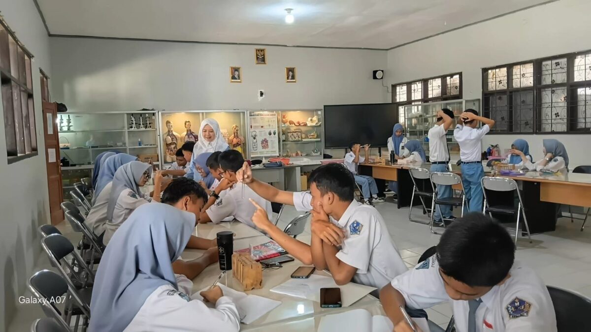 Siswa MAN 1 Majalengka Uji Kerja Enzim Katalase Melalui Praktikum Biologi