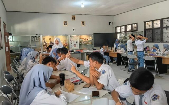 Siswa MAN 1 Majalengka Uji Kerja Enzim Katalase Melalui Praktikum Biologi