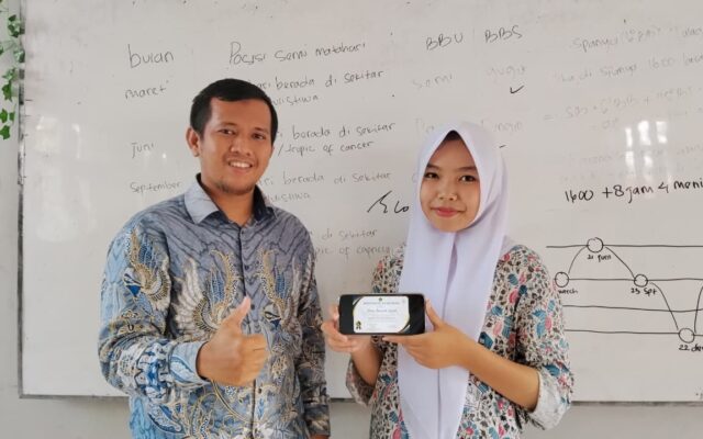 Tingkatkan Partisipasi Belajar, Guru MAN 1 Majalengka Bagikan Sertifikat Keaktifan Digital