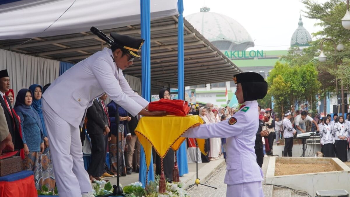 Tampil Percaya Diri, Siswi MAN 1 Majalengka Sukses Emban Tugas Pembawa Baki Upacara HUT ke-81 RI