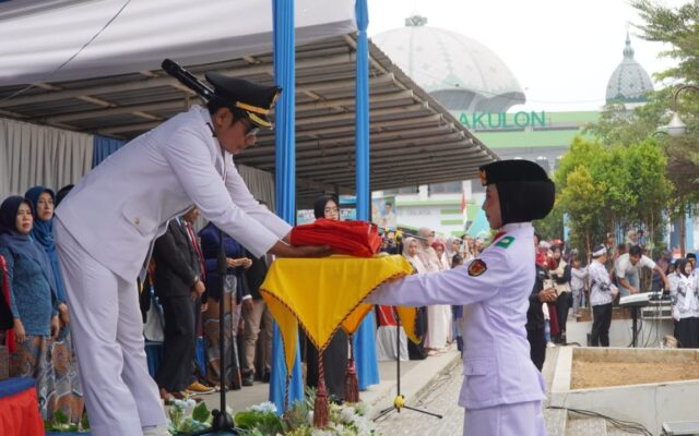 Tampil Percaya Diri, Siswi MAN 1 Majalengka Sukses Emban Tugas Pembawa Baki Upacara HUT ke-81 RI