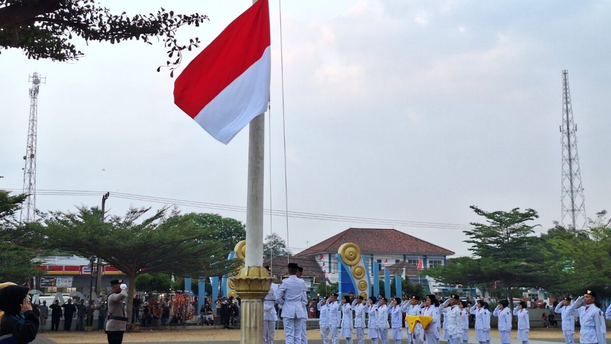 Tutup Rangkaian HUT RI, Penurunan Bendera di Kecamatan Talaga Berlangsung Khidmat