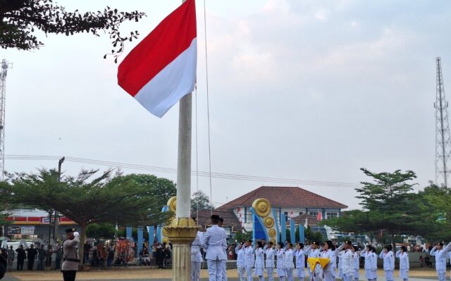 Tutup Rangkaian HUT RI, Penurunan Bendera di Kecamatan Talaga Berlangsung Khidmat