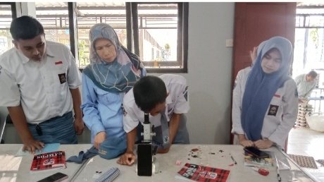 Tingkatkan Keterampilan Sains, Siswa MAN 1 Majalengka Praktikum Pengamatan Jaringan Daun