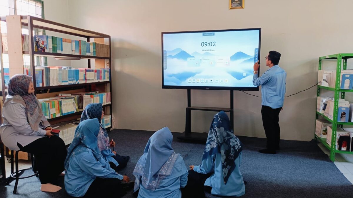 Transformasi Pembelajaran Digital, Guru MAN 1 Majalengka Gelar Pelatihan Penggunaan Smartboard