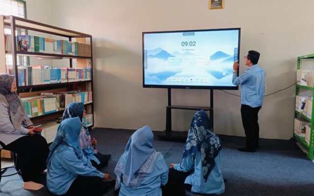 Transformasi Pembelajaran Digital, Guru MAN 1 Majalengka Gelar Pelatihan Penggunaan Smartboard