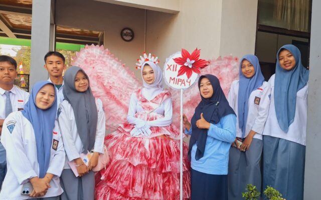 Semarakkan Karnaval Talaga, Siswa XII-4 MAN 1 Majalengka Tampil Nyentrik Lewat Ekstrakurikuler