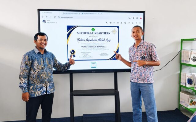 Tingkatkan Motivasi Belajar, Guru MAN 1 Majalengka Berikan Sertifikat Keaktifan Digital